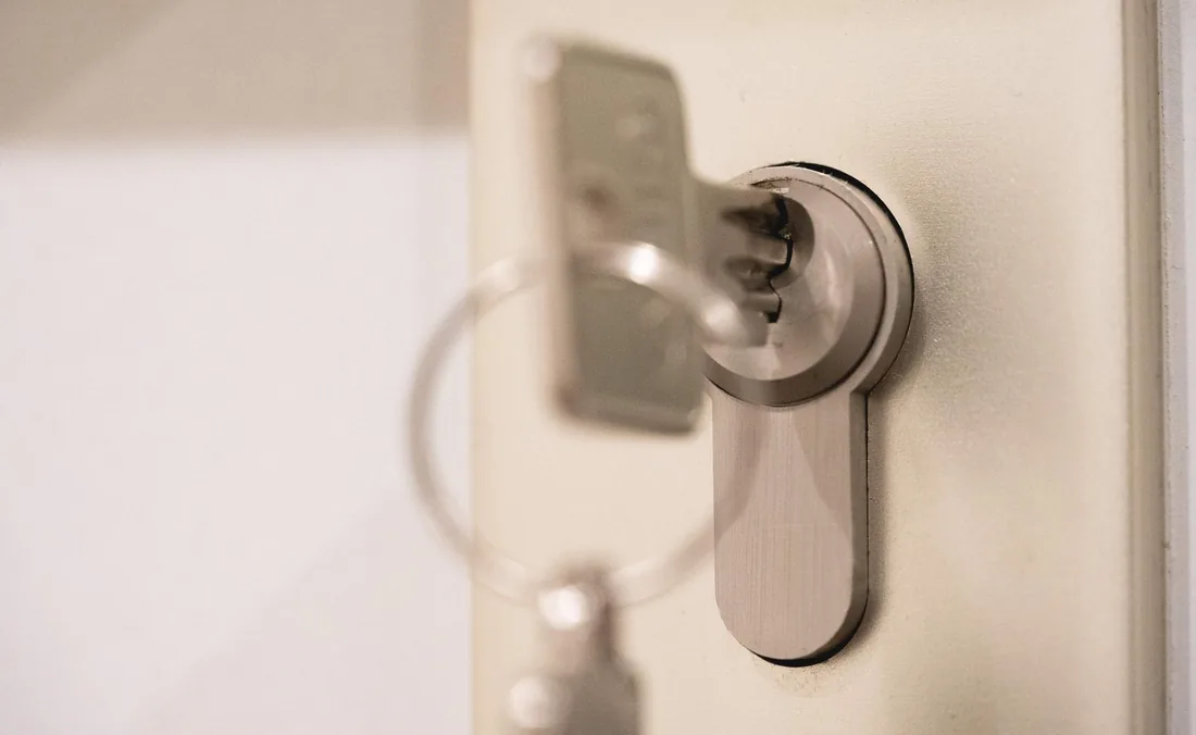 Veilig slot en beslag op een buitendeur